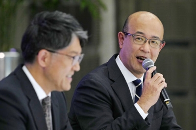 写真：トヨタ自動車の次期社長就任が決まり、記者会見する執行役員の近健太氏。左は佐藤恒治社長＝６日午後、東京都文京区