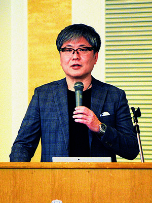 写真：脱炭素社会に向けた取り組みについて説明する櫻井氏