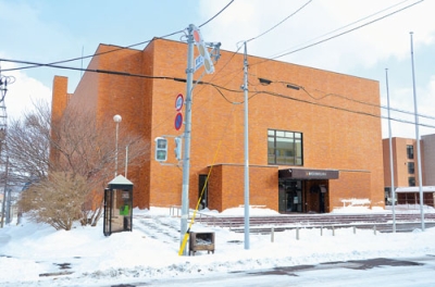 写真：２６年度末で大ホールを廃止する方針の室ガス文化センター