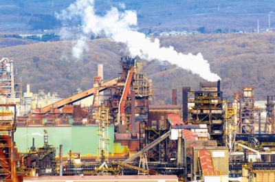 写真：３月末の操業再開を目指す日本製鉄北日本製鉄所室蘭地区（仲町）の高炉