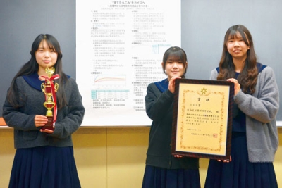 写真：ニトリ賞を受賞した室蘭栄高のメンバー