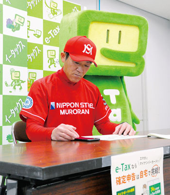 写真：スマートフォンを用いて模擬体験する船尾監督