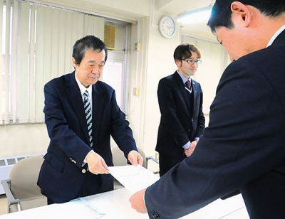 写真：青山市長に要請書を手渡す日西会長