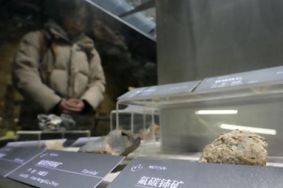写真：北京市内の博物館で展示されているレアアース（希土類）が含まれた鉱物＝１月（共同）