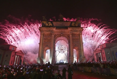 写真：イタリア・ミラノの「平和の門」にともったミラノ・コルティナ冬季五輪の聖火＝６日（代表撮影・共同）