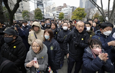 写真：街頭演説に耳を傾ける人たち＝７日午前、東京都内