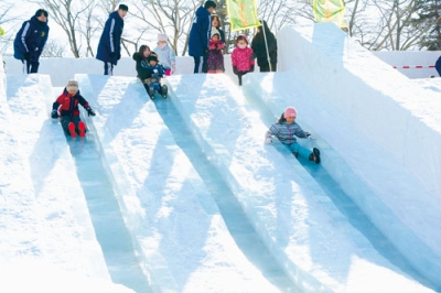写真：滑り台を楽しむ子どもたち