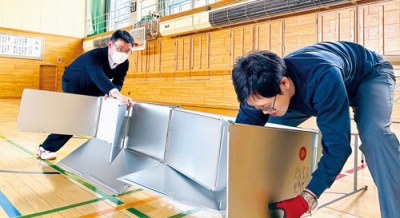 写真：八丁平小で投票所の設営に当たる市職員