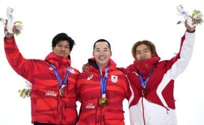 写真：男子ビッグエアの表彰式で笑顔を見せる（左から）銀メダルの木俣椋真、金メダルの木村葵来、銅メダルの中国の蘇翊鳴＝リビーニョ（共同）