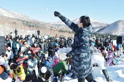 写真：多くの市民らが参加した開運餅まき