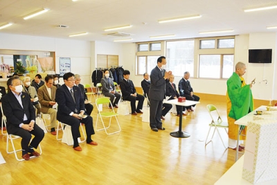 写真：建物の安全を祈願する辻理事長