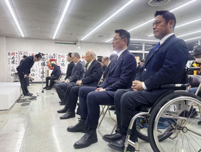 写真：岩手３区で中道改革連合の小沢一郎氏が敗北し、支持者らに頭を下げる選対本部長（左奥）＝８日夜、岩手県奥州市