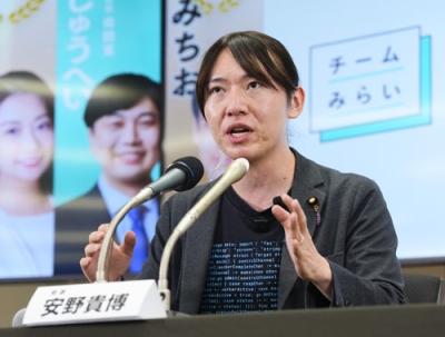 写真：メディアのインタビューに答えるチームみらいの安野党首＝８日午後９時３７分、東京都港区