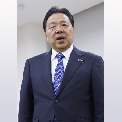 写真：比例代表で当選を決め、取材に応じる中道改革連合の佐藤英道氏＝８日夜、札幌市中央区