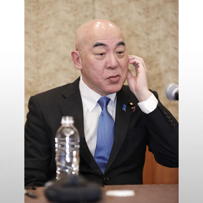 写真：開票速報を見る日本保守党の百田代表＝８日午後８時７分、東京都中央区