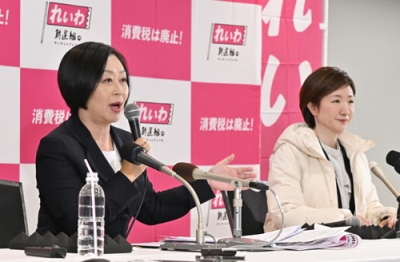 写真：記者会見するれいわ新選組の櫛渕共同代表（左）と大石共同代表＝８日午後１０時５１分、東京都新宿区