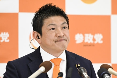 写真：メディアのインタビューに答える参政党の神谷代表＝８日午後８時５２分、東京都新宿区