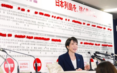 写真：当確者のバラの前で、メディアのインタビューに答える自民党総裁の高市首相＝８日午後１１時２１分、東京・永田町の党本部