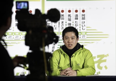 写真：メディアのインタビューに答える日本維新の会の吉村代表＝８日午後１０時４９分、大阪市内のホテル