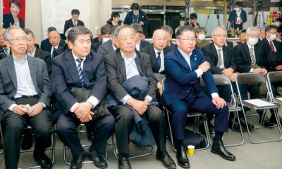 写真：テレビの前で吉報を待つ松下さんの陣営＝８日午後１０時、苫小牧市若草町