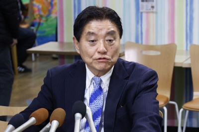 写真：メディアのインタビューに臨む減税ゆうこく連の河村共同代表＝８日午後１１時、名古屋市