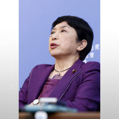 写真：記者会見で遠くを見つめる社民党の福島党首＝８日午後１０時１０分、東京都中央区