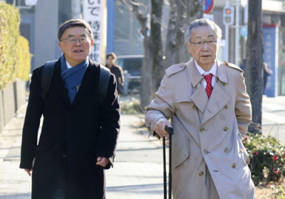 写真：衆院選の「１票の格差」で、提訴のため大阪高裁に向かう弁護士ら＝９日午前、大阪市北区