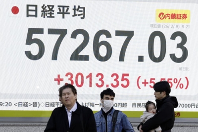 写真：５万７０００円台の日経平均株価を示すモニター＝９日午前、東京都中央区