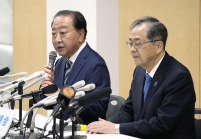 写真：記者会見する中道改革連合の野田共同代表（左）と斉藤共同代表＝９日午前、東京・永田町