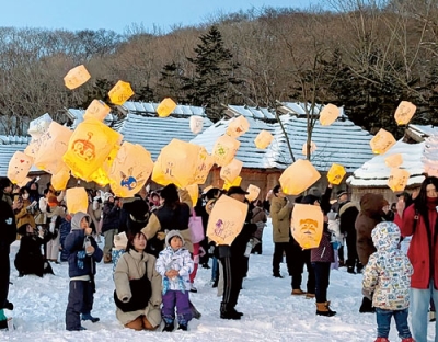 写真：伝統的コタンをバックに浮かび上がったスカイランタン