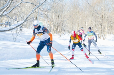 写真：ゴールを目指し勢いよく滑るスキーマラソンの選手