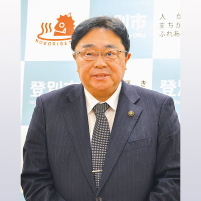 写真：２６年度予算について説明する小笠原市長