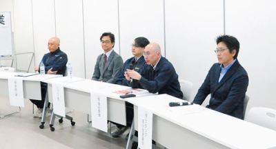 写真：業務内容などを説明する企業の担当者ら