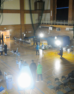 写真：限られた照明の中で行われた避難所体験