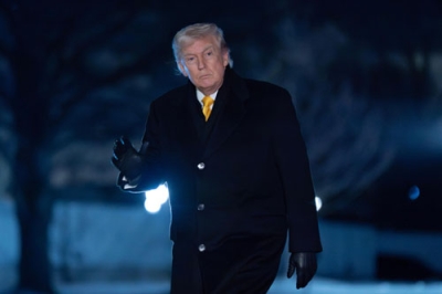 写真：米ホワイトハウスに到着したトランプ大統領＝９日（ＡＰ＝共同）