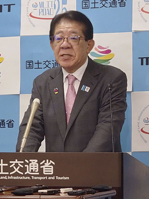 写真：日本郵便への処分通知の終了を発表する金子国交相＝１０日午前、国交省