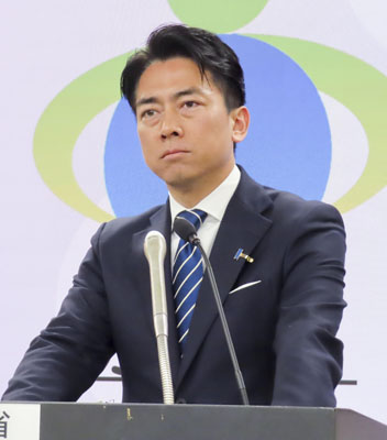 写真：記者会見する小泉防衛相＝１０日午前、防衛省