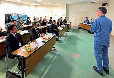 写真：北電社員の説明に耳を傾ける参加者（提供写真）