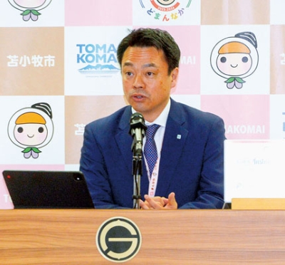 写真：２６年度予算案を発表する金澤市長