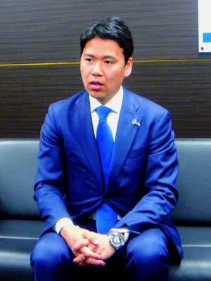 写真：野田社長との懇談で、選挙戦を振り返り今後の抱負を語る松下氏