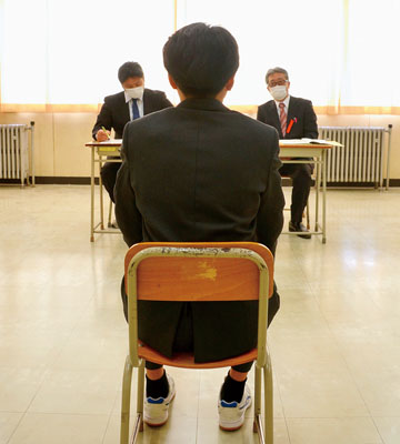 写真：面接試験に臨む受験生＝１０日午前９時２５分、室蘭工業高校