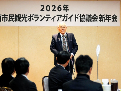 写真：新年会であいさつする野村会長