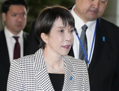 写真：首相官邸に入る高市首相＝１０日午前