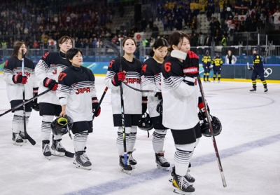 写真：スウェーデンに敗れ、引き揚げる日本＝ミラノ（共同）