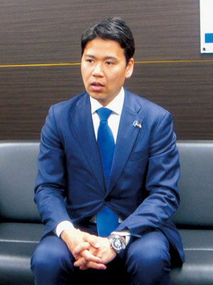 写真：野田社長との懇談で、選挙戦を振り返り今後の抱負を語る松下氏