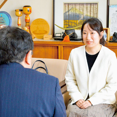 写真：小笠原市長に着任を報告する渡部さん