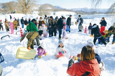 写真：宝探しを楽しむ子どもたち
