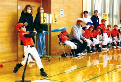 写真：小学３年生以下の選手たちが、白熱した攻防を繰り広げたティーボール大会