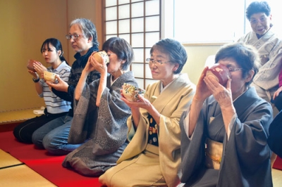 写真：心安らぐ和室で一服を味わう利用客