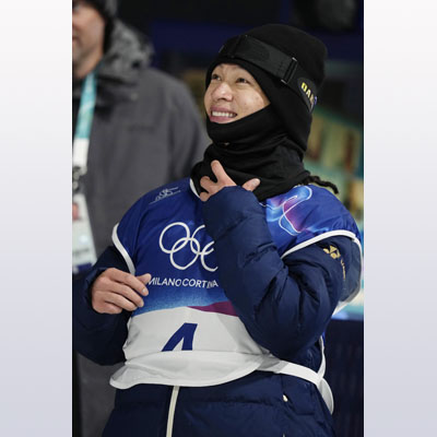 写真：男子ハーフパイプ予選２回目を終え、笑顔を見せる平野歩夢＝リビーニョ（共同）